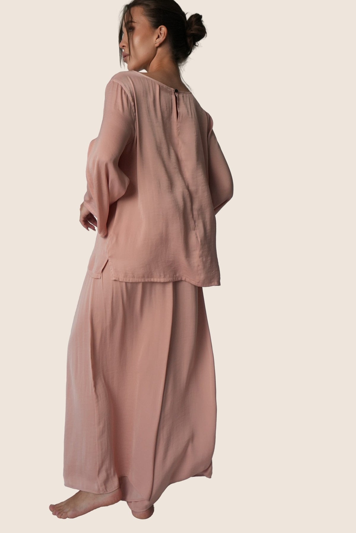Mazonkiki Rose Dusk fabric sash belt detail — quiet waist structure on dusty rose luxury lounge set